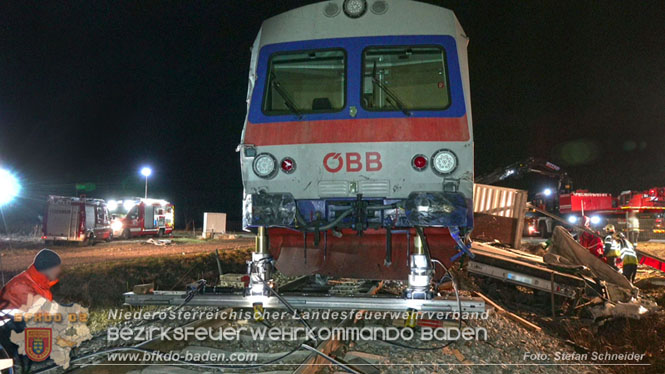 20240208 Sattelzug kollidiert mit Aspangbahn bei Traiskirchen Foto: Stefan Schneider BFKDO BADEN 20240208 Sattelzug kollidiert mit Aspangbahn bei Traiskirchen Foto: Stefan Schneider BFKDO BADEN