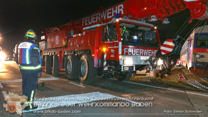 20240208 Sattelzug kollidiert mit Aspangbahn bei Traiskirchen Foto: Stefan Schneider BFKDO BADEN 20240208 Sattelzug kollidiert mit Aspangbahn bei Traiskirchen Foto: Stefan Schneider BFKDO BADEN