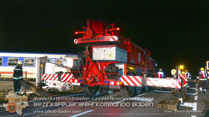 20240208 Sattelzug kollidiert mit Aspangbahn bei Traiskirchen Foto: Stefan Schneider BFKDO BADEN 20240208 Sattelzug kollidiert mit Aspangbahn bei Traiskirchen Foto: Stefan Schneider BFKDO BADEN