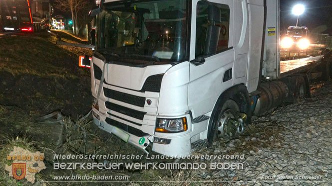 20240208 Sattelzug kollidiert mit Aspangbahn bei Traiskirchen Foto: Stefan Schneider BFKDO BADEN 20240208 Sattelzug kollidiert mit Aspangbahn bei Traiskirchen Foto: Stefan Schneider BFKDO BADEN