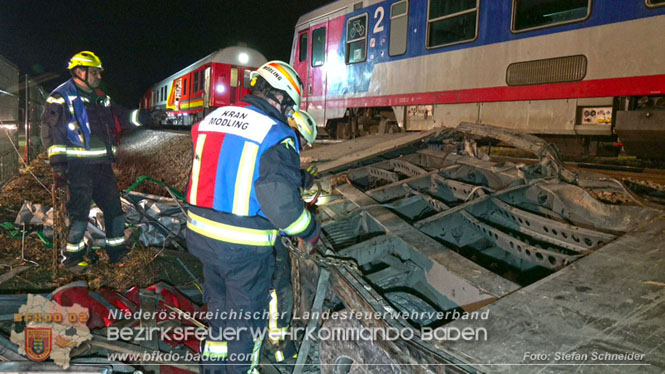 20240208 Sattelzug kollidiert mit Aspangbahn bei Traiskirchen Foto: Stefan Schneider BFKDO BADEN 20240208 Sattelzug kollidiert mit Aspangbahn bei Traiskirchen Foto: Stefan Schneider BFKDO BADEN