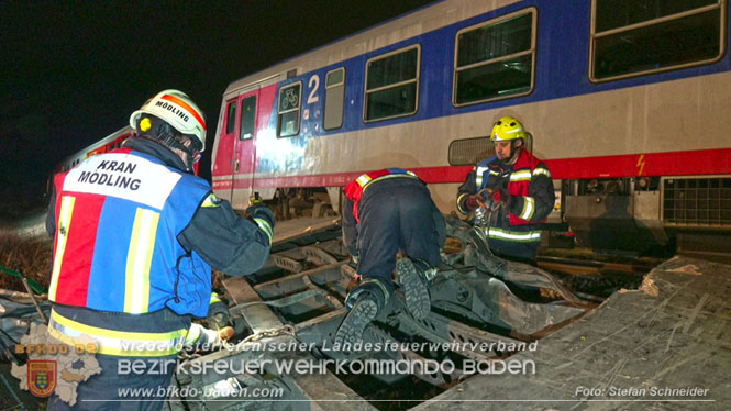 20240208 Sattelzug kollidiert mit Aspangbahn bei Traiskirchen Foto: Stefan Schneider BFKDO BADEN 20240208 Sattelzug kollidiert mit Aspangbahn bei Traiskirchen Foto: Stefan Schneider BFKDO BADEN