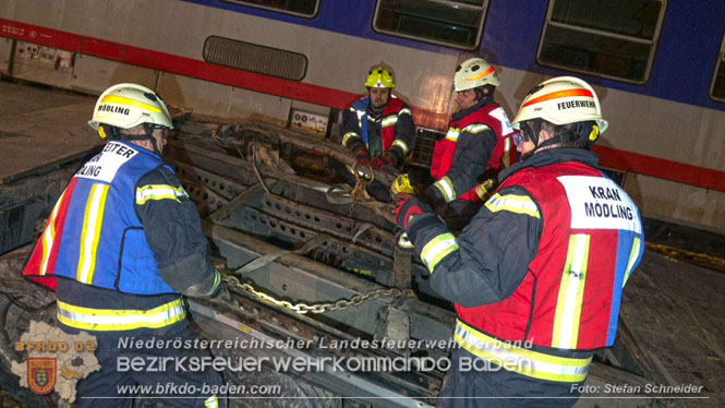 20240208 Sattelzug kollidiert mit Aspangbahn bei Traiskirchen Foto: Stefan Schneider BFKDO BADEN 20240208 Sattelzug kollidiert mit Aspangbahn bei Traiskirchen Foto: Stefan Schneider BFKDO BADEN