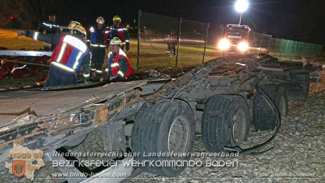 20240208 Sattelzug kollidiert mit Aspangbahn bei Traiskirchen Foto: Stefan Schneider BFKDO BADEN 20240208 Sattelzug kollidiert mit Aspangbahn bei Traiskirchen Foto: Stefan Schneider BFKDO BADEN