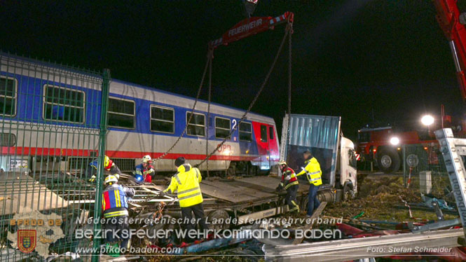 20240208 Sattelzug kollidiert mit Aspangbahn bei Traiskirchen Foto: Stefan Schneider BFKDO BADEN 20240208 Sattelzug kollidiert mit Aspangbahn bei Traiskirchen Foto: Stefan Schneider BFKDO BADEN