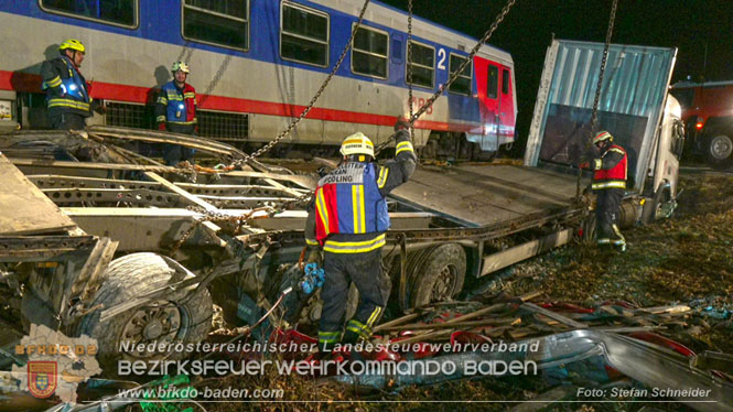 20240208 Sattelzug kollidiert mit Aspangbahn bei Traiskirchen Foto: Stefan Schneider BFKDO BADEN 20240208 Sattelzug kollidiert mit Aspangbahn bei Traiskirchen Foto: Stefan Schneider BFKDO BADEN