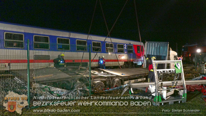 20240208 Sattelzug kollidiert mit Aspangbahn bei Traiskirchen Foto: Stefan Schneider BFKDO BADEN 20240208 Sattelzug kollidiert mit Aspangbahn bei Traiskirchen Foto: Stefan Schneider BFKDO BADEN