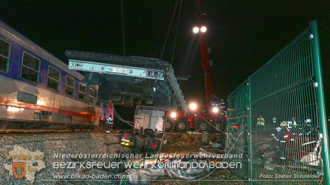 20240208 Sattelzug kollidiert mit Aspangbahn bei Traiskirchen Foto: Stefan Schneider BFKDO BADEN 20240208 Sattelzug kollidiert mit Aspangbahn bei Traiskirchen Foto: Stefan Schneider BFKDO BADEN