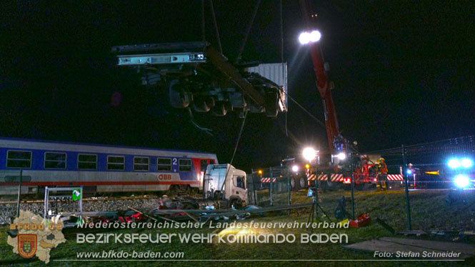 20240208 Sattelzug kollidiert mit Aspangbahn bei Traiskirchen Foto: Stefan Schneider BFKDO BADEN 20240208 Sattelzug kollidiert mit Aspangbahn bei Traiskirchen Foto: Stefan Schneider BFKDO BADEN