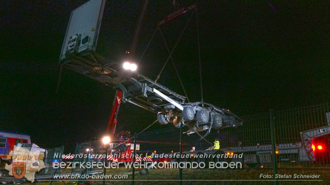 20240208 Sattelzug kollidiert mit Aspangbahn bei Traiskirchen Foto: Stefan Schneider BFKDO BADEN 20240208 Sattelzug kollidiert mit Aspangbahn bei Traiskirchen Foto: Stefan Schneider BFKDO BADEN