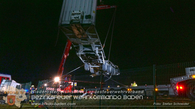 20240208 Sattelzug kollidiert mit Aspangbahn bei Traiskirchen Foto: Stefan Schneider BFKDO BADEN 20240208 Sattelzug kollidiert mit Aspangbahn bei Traiskirchen Foto: Stefan Schneider BFKDO BADEN