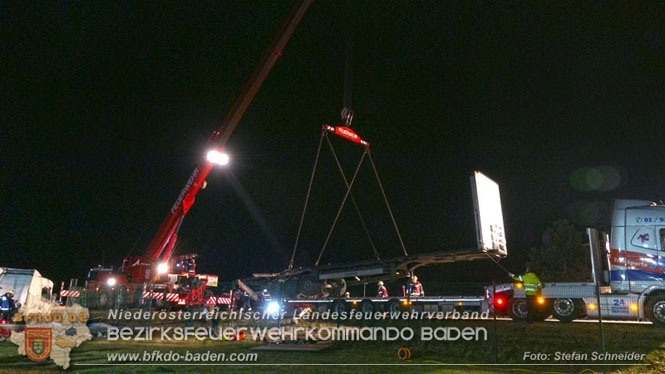 20240208 Sattelzug kollidiert mit Aspangbahn bei Traiskirchen Foto: Stefan Schneider BFKDO BADEN 20240208 Sattelzug kollidiert mit Aspangbahn bei Traiskirchen Foto: Stefan Schneider BFKDO BADEN