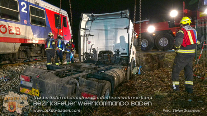 20240208 Sattelzug kollidiert mit Aspangbahn bei Traiskirchen Foto: Stefan Schneider BFKDO BADEN 20240208 Sattelzug kollidiert mit Aspangbahn bei Traiskirchen Foto: Stefan Schneider BFKDO BADEN