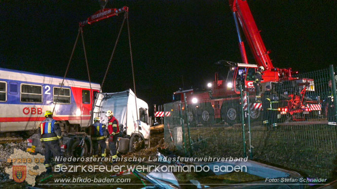 20240208 Sattelzug kollidiert mit Aspangbahn bei Traiskirchen Foto: Stefan Schneider BFKDO BADEN 20240208 Sattelzug kollidiert mit Aspangbahn bei Traiskirchen Foto: Stefan Schneider BFKDO BADEN