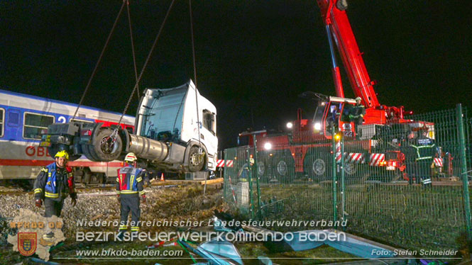 20240208 Sattelzug kollidiert mit Aspangbahn bei Traiskirchen Foto: Stefan Schneider BFKDO BADEN 20240208 Sattelzug kollidiert mit Aspangbahn bei Traiskirchen Foto: Stefan Schneider BFKDO BADEN