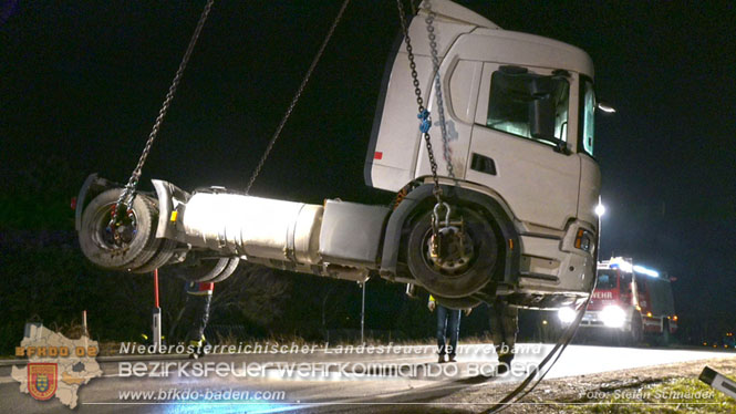 20240208 Sattelzug kollidiert mit Aspangbahn bei Traiskirchen Foto: Stefan Schneider BFKDO BADEN 20240208 Sattelzug kollidiert mit Aspangbahn bei Traiskirchen Foto: Stefan Schneider BFKDO BADEN