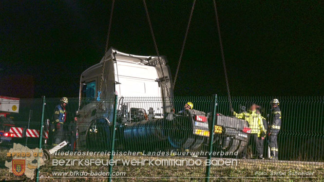 20240208 Sattelzug kollidiert mit Aspangbahn bei Traiskirchen Foto: Stefan Schneider BFKDO BADEN 20240208 Sattelzug kollidiert mit Aspangbahn bei Traiskirchen Foto: Stefan Schneider BFKDO BADEN