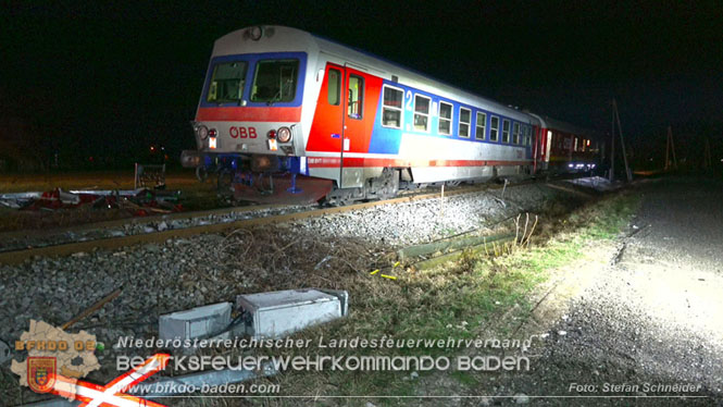 20240208 Sattelzug kollidiert mit Aspangbahn bei Traiskirchen Foto: Stefan Schneider BFKDO BADEN 20240208 Sattelzug kollidiert mit Aspangbahn bei Traiskirchen Foto: Stefan Schneider BFKDO BADEN