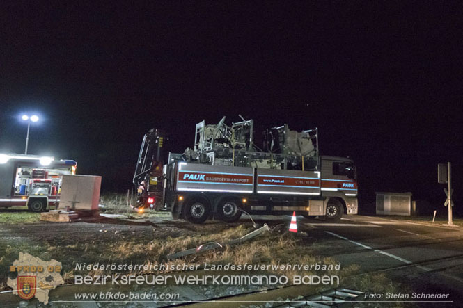 20240208 Sattelzug kollidiert mit Aspangbahn bei Traiskirchen Foto: Stefan Schneider BFKDO BADEN 20240208 Sattelzug kollidiert mit Aspangbahn bei Traiskirchen Foto: Stefan Schneider BFKDO BADEN