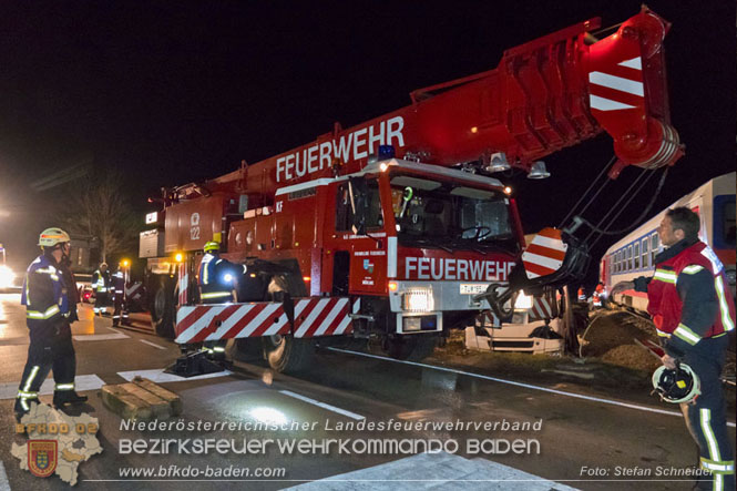 20240208 Sattelzug kollidiert mit Aspangbahn bei Traiskirchen Foto: Stefan Schneider BFKDO BADEN 20240208 Sattelzug kollidiert mit Aspangbahn bei Traiskirchen Foto: Stefan Schneider BFKDO BADEN