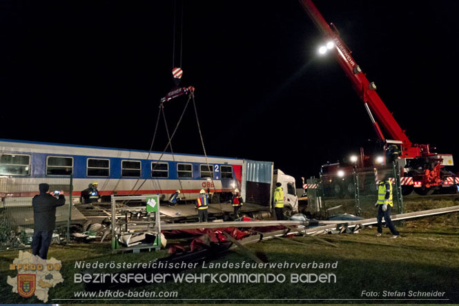 20240208 Sattelzug kollidiert mit Aspangbahn bei Traiskirchen Foto: Stefan Schneider BFKDO BADEN 20240208 Sattelzug kollidiert mit Aspangbahn bei Traiskirchen Foto: Stefan Schneider BFKDO BADEN