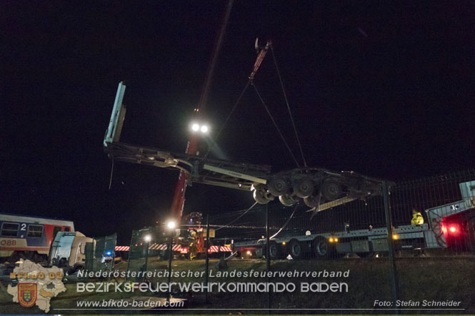 20240208 Sattelzug kollidiert mit Aspangbahn bei Traiskirchen Foto: Stefan Schneider BFKDO BADEN 20240208 Sattelzug kollidiert mit Aspangbahn bei Traiskirchen Foto: Stefan Schneider BFKDO BADEN