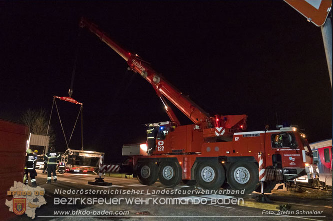 20240208 Sattelzug kollidiert mit Aspangbahn bei Traiskirchen Foto: Stefan Schneider BFKDO BADEN 20240208 Sattelzug kollidiert mit Aspangbahn bei Traiskirchen Foto: Stefan Schneider BFKDO BADEN