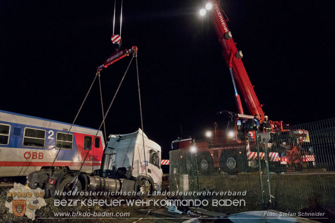 20240208 Sattelzug kollidiert mit Aspangbahn bei Traiskirchen Foto: Stefan Schneider BFKDO BADEN 20240208 Sattelzug kollidiert mit Aspangbahn bei Traiskirchen Foto: Stefan Schneider BFKDO BADEN