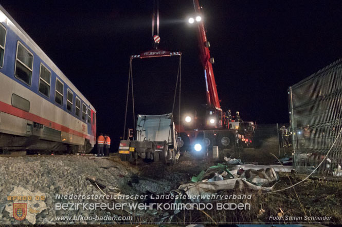20240208 Sattelzug kollidiert mit Aspangbahn bei Traiskirchen Foto: Stefan Schneider BFKDO BADEN 20240208 Sattelzug kollidiert mit Aspangbahn bei Traiskirchen Foto: Stefan Schneider BFKDO BADEN