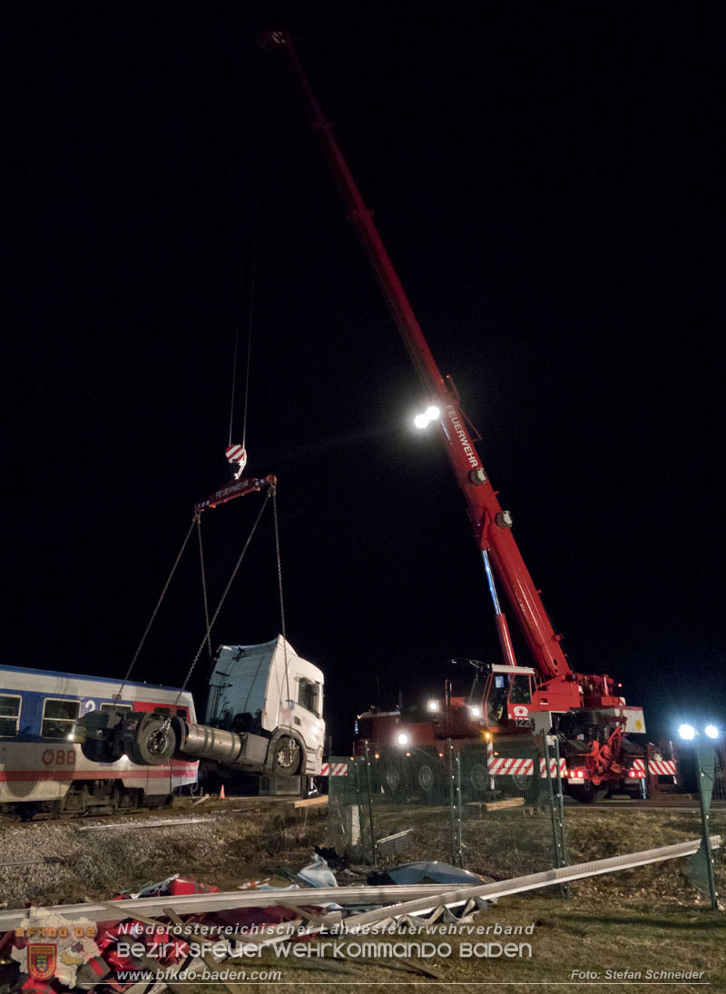 20240208 Sattelzug kollidiert mit Aspangbahn bei Traiskirchen Foto: Stefan Schneider BFKDO BADEN 20240208 Sattelzug kollidiert mit Aspangbahn bei Traiskirchen Foto: Stefan Schneider BFKDO BADEN