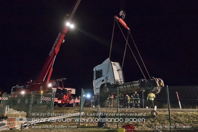 20240208 Sattelzug kollidiert mit Aspangbahn bei Traiskirchen Foto: Stefan Schneider BFKDO BADEN 20240208 Sattelzug kollidiert mit Aspangbahn bei Traiskirchen Foto: Stefan Schneider BFKDO BADEN