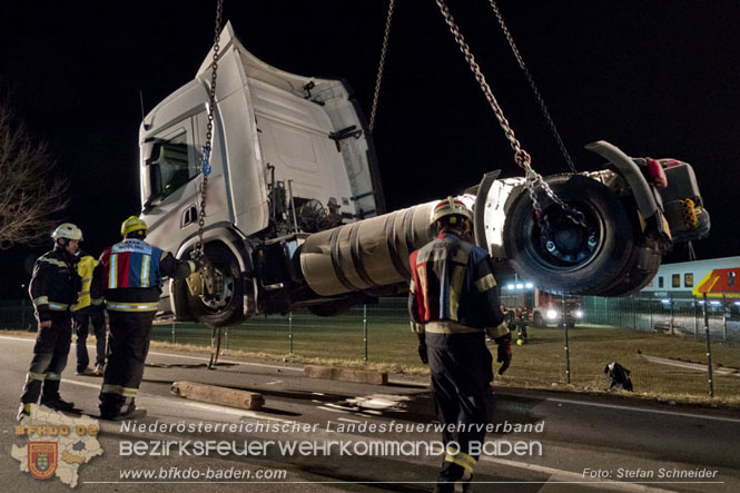 20240208 Sattelzug kollidiert mit Aspangbahn bei Traiskirchen Foto: Stefan Schneider BFKDO BADEN 20240208 Sattelzug kollidiert mit Aspangbahn bei Traiskirchen Foto: Stefan Schneider BFKDO BADEN