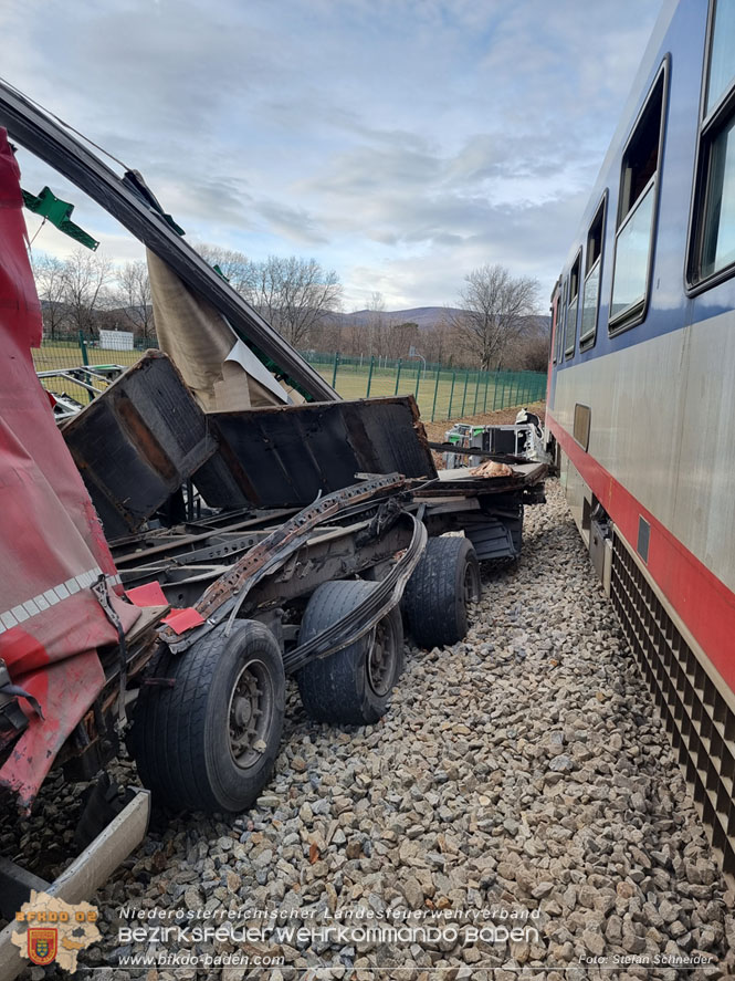 20240208 Sattelzug kollidiert mit Aspangbahn bei Traiskirchen Foto: Stefan Schneider BFKDO BADEN 20240208 Sattelzug kollidiert mit Aspangbahn bei Traiskirchen Foto: Stefan Schneider BFKDO BADEN
