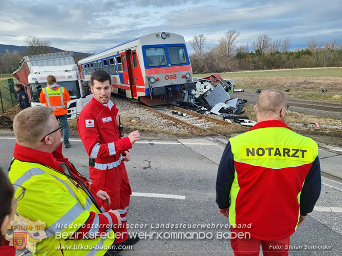 20240208 Sattelzug kollidiert mit Aspangbahn bei Traiskirchen Foto: Stefan Schneider BFKDO BADEN 20240208 Sattelzug kollidiert mit Aspangbahn bei Traiskirchen Foto: Stefan Schneider BFKDO BADEN