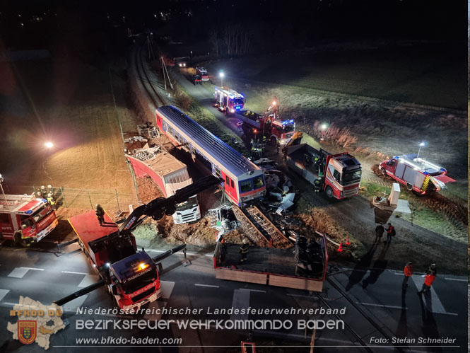 20240208 Sattelzug kollidiert mit Aspangbahn bei Traiskirchen Foto: Stefan Schneider BFKDO BADEN 20240208 Sattelzug kollidiert mit Aspangbahn bei Traiskirchen Foto: Stefan Schneider BFKDO BADEN
