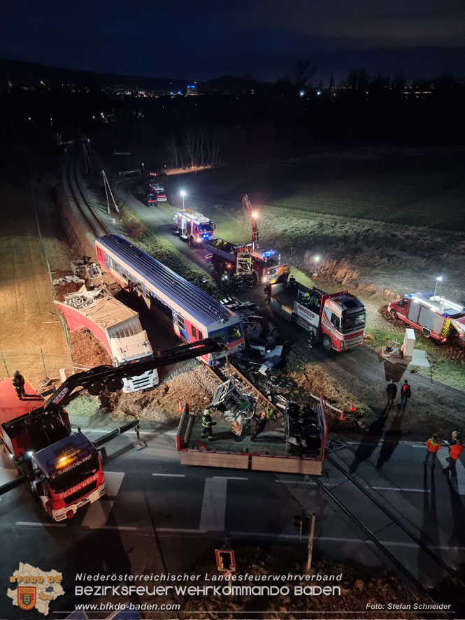 20240208 Sattelzug kollidiert mit Aspangbahn bei Traiskirchen Foto: Stefan Schneider BFKDO BADEN 20240208 Sattelzug kollidiert mit Aspangbahn bei Traiskirchen Foto: Stefan Schneider BFKDO BADEN