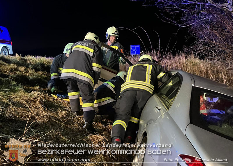 20240215 Menschenrettung wegen medizinischem Notfall auf der B11 bei Alland   Foto: Freiwillige Feuerwehr Alland