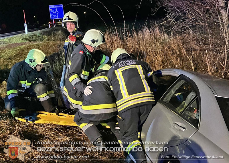 20240215 Menschenrettung wegen medizinischem Notfall auf der B11 bei Alland   Foto: Freiwillige Feuerwehr Alland