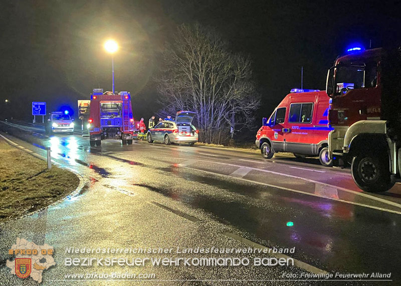 20240215 Menschenrettung wegen medizinischem Notfall auf der B11 bei Alland   Foto: Freiwillige Feuerwehr Alland