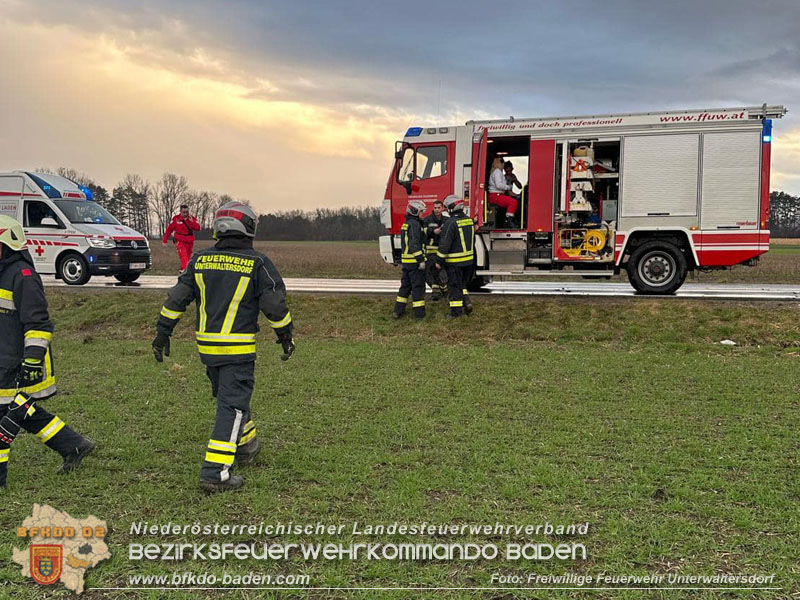 20240217 Fahrzeugüberschlag auf der B60 mit 3 Verletzten  Foto: Freiwillige Feuerwehr Unterwaltersdorf
