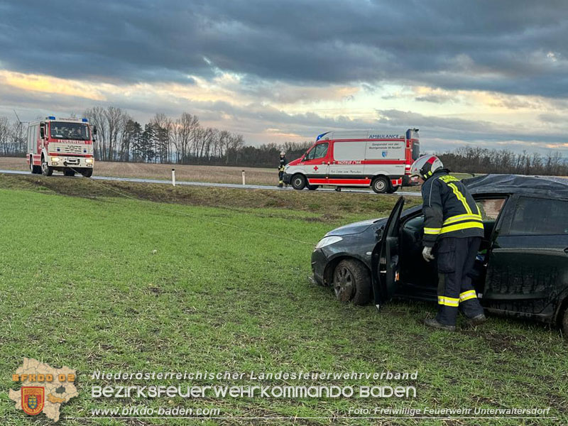 20240217 Fahrzeugüberschlag auf der B60 mit 3 Verletzten  Foto: Freiwillige Feuerwehr Unterwaltersdorf