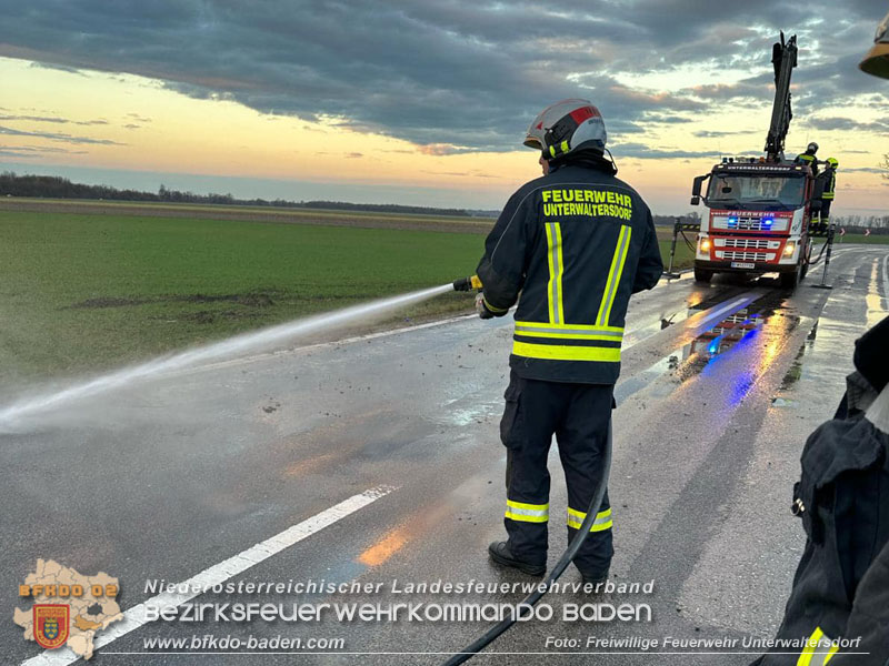 20240217 Fahrzeugüberschlag auf der B60 mit 3 Verletzten  Foto: Freiwillige Feuerwehr Unterwaltersdorf