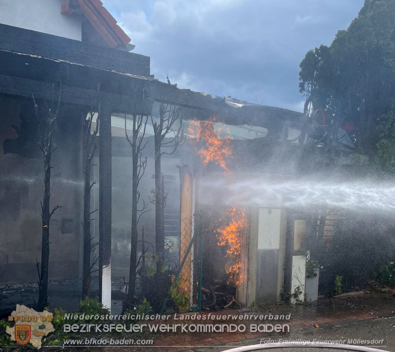 20240310 Brand eines Carports und Elektrofahrzeug in Traiskirchen mit weiteren Herausforderungen  Foto: FF Moellersdorf