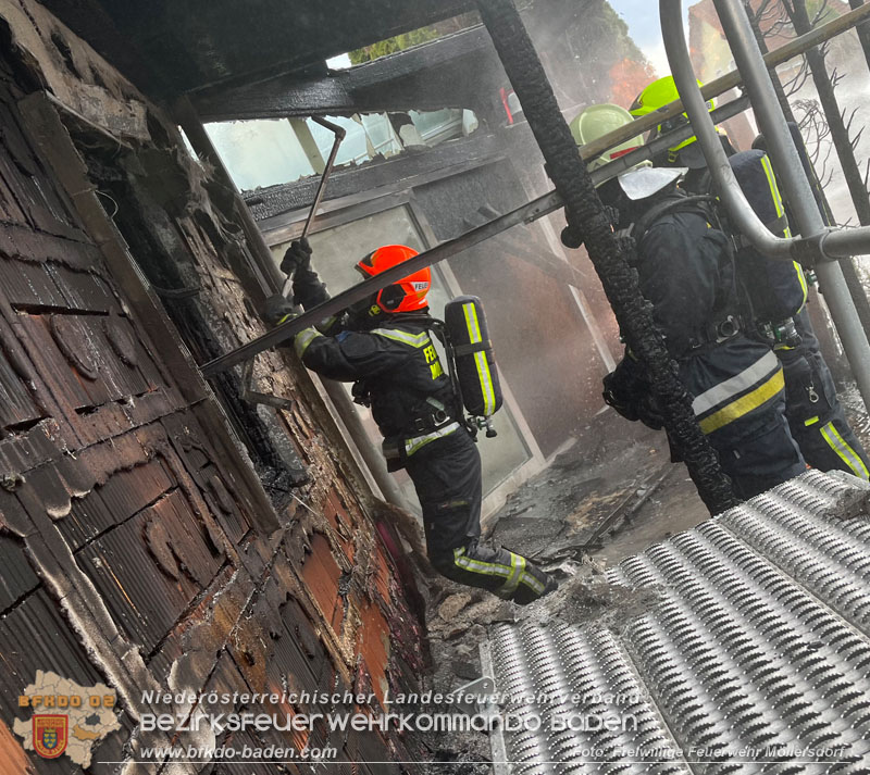 20240310 Brand eines Carports und Elektrofahrzeug in Traiskirchen mit weiteren Herausforderungen  Foto: FF Moellersdorf