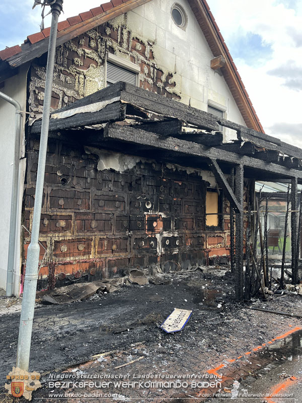 20240310 Brand eines Carports und Elektrofahrzeug in Traiskirchen mit weiteren Herausforderungen  Foto: FF Moellersdorf