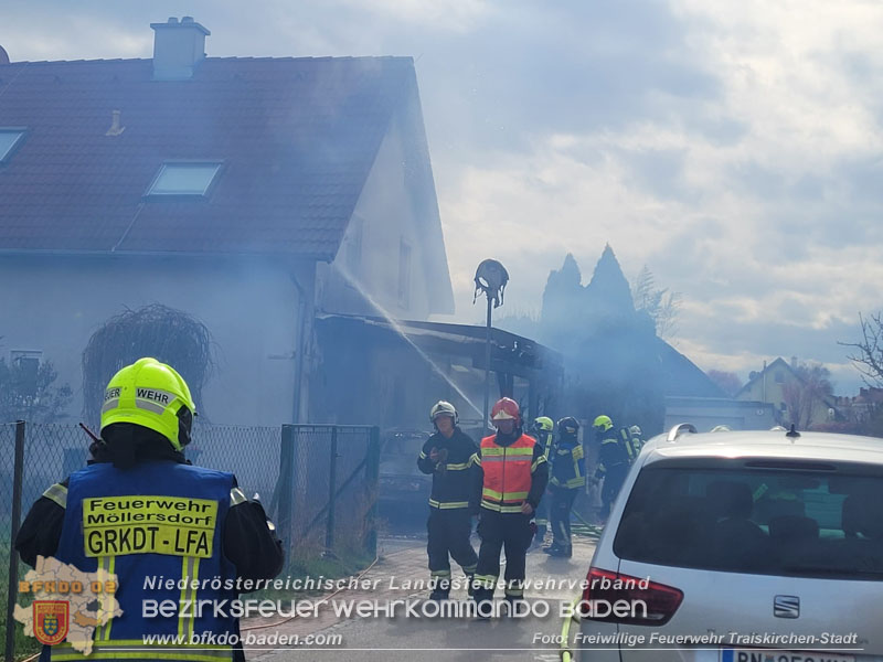 20240310 Brand eines Carports und Elektrofahrzeug in Traiskirchen mit weiteren Herausforderungen  Foto: FF Traiskirchen-Stadt