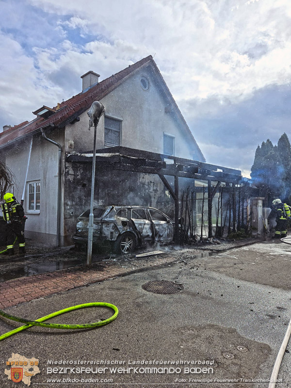 20240310 Brand eines Carports und Elektrofahrzeug in Traiskirchen mit weiteren Herausforderungen  Foto: FF Traiskirchen-Stadt
