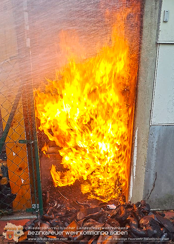 20240310 Brand eines Carports und Elektrofahrzeug in Traiskirchen mit weiteren Herausforderungen  Foto: FF Traiskirchen-Stadt