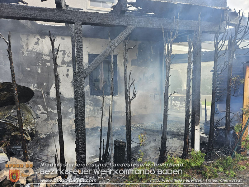 20240310 Brand eines Carports und Elektrofahrzeug in Traiskirchen mit weiteren Herausforderungen  Foto: FF Traiskirchen-Stadt