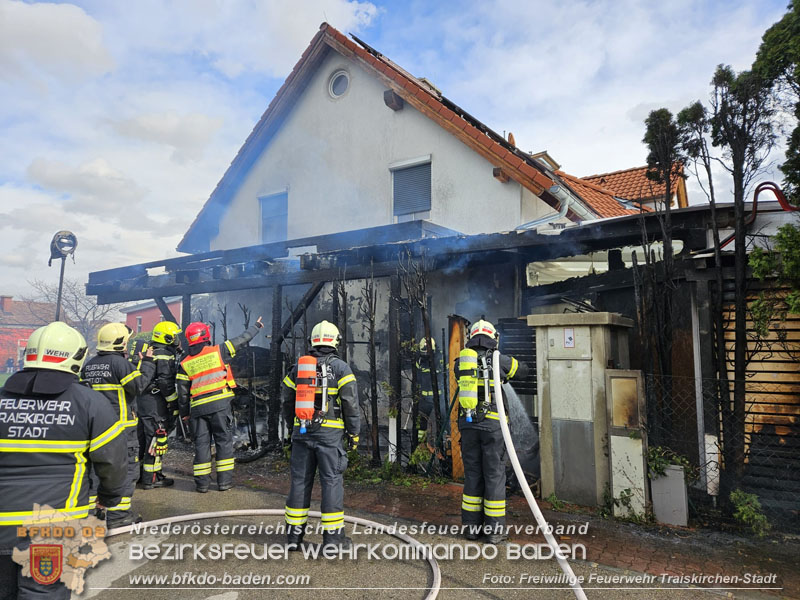 20240310 Brand eines Carports und Elektrofahrzeug in Traiskirchen mit weiteren Herausforderungen  Foto: FF Traiskirchen-Stadt